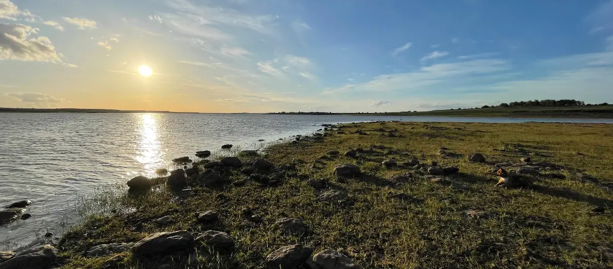 campo y costa del río