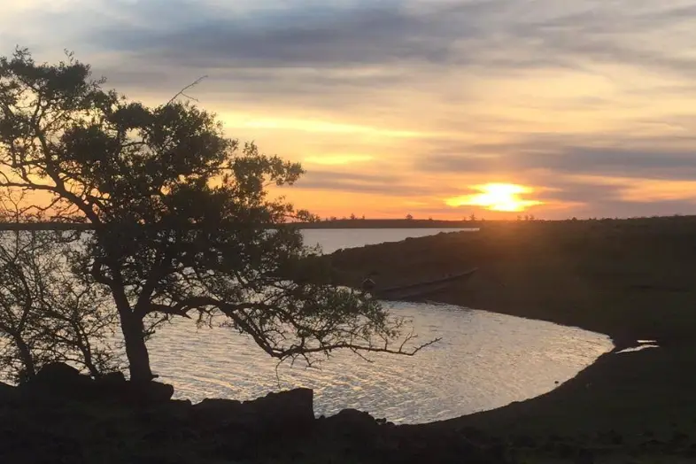 atardecer campo orillas del rio