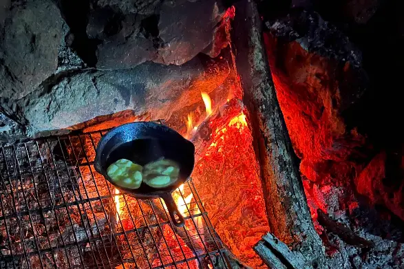 Parrilla de piedra a las brazas